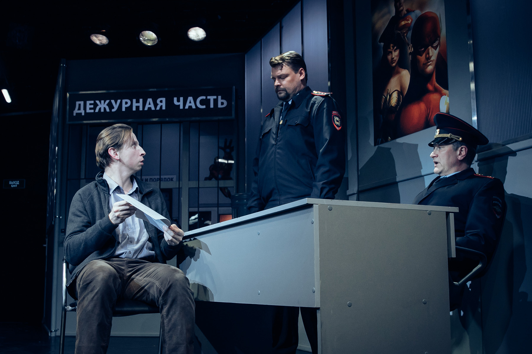 Второй полицейский — Виталий Кононов, Человек из Подольска — Дмитрий Лысенков. Сцена из спектакля «Человек из Подольска»